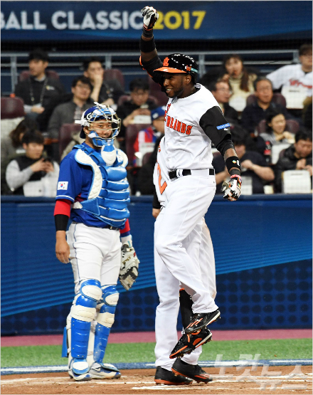 WBC네덜란드대표팀프로파가7일오후서울고척스카이돔에서열린‘2017WBC(월드베이스볼클래식)서울라운드’한국과의경기1회말무사주자1루상황에서2점홈런을친뒤세리머니를하고있다(사진=노컷뉴스황진환기자)