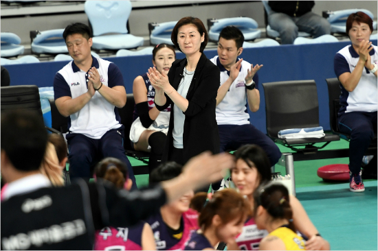 박미희흥국생명감독은자신을프로스포츠에서'여성'이라는특별한존재가아닌동일한경쟁선상에서우승이라는값진결과를이끈'지도자'로기억해달라는특별한우승소감을밝혔다.(사진=한국배구연맹제공)