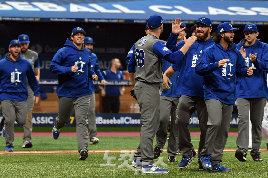 6일오후서울고척스카이돔에서열린'2017WBC서울라운드'개막전한국과의경기에서연장10회접전끝에2-1로승리한이스라엘대표팀선수들이환호하는모습.(고척=황진환기자)
