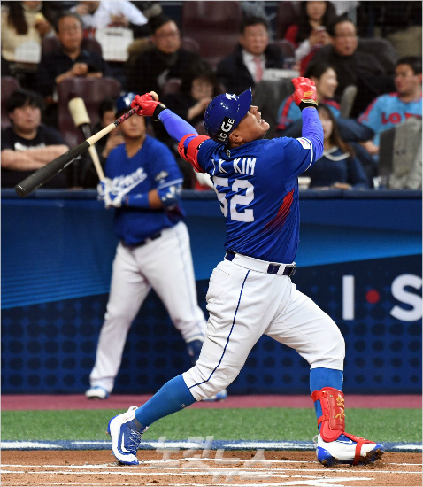 WBC한국대표팀김태균이7일오후서울고척스카이돔에서열린'2017월드베이스볼클래식서울라운드'네덜란드와경기에서타구를확인한뒤아쉬워하는모습.(고척=황진환기자)