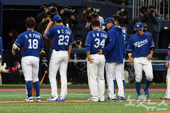 7일오후서울고척스카이돔에서열린‘2017WBC(월드베이스볼클래식)서울라운드’한국과네덜란드와의경기에서0대5로네덜란드에패한한국대표팀이고개숙인채그라운드를빠져나가고있다.(사진=황진환기자)