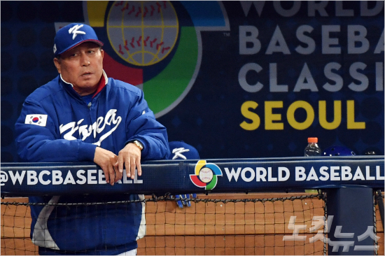 WBC한국대표팀김인식감독이7일오후서울고척스카이돔에서열린‘2017WBC(월드베이스볼클래식)서울라운드’네덜란드와의경기를지켜보는모습.(사진=황진환기자)