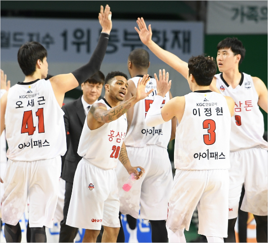 '1위가는거야'인삼공사선수들이8일동부와원정에서승리하며정규리그1위를질주한뒤하이파이브를하고있다.(원주=KBL)