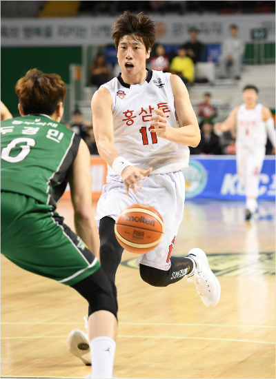 '더좋은찬스를위해'인삼공사주장양희종이8일동부와원정에서속공기회에서동료에게패스를하고있다.(원주=KBL)