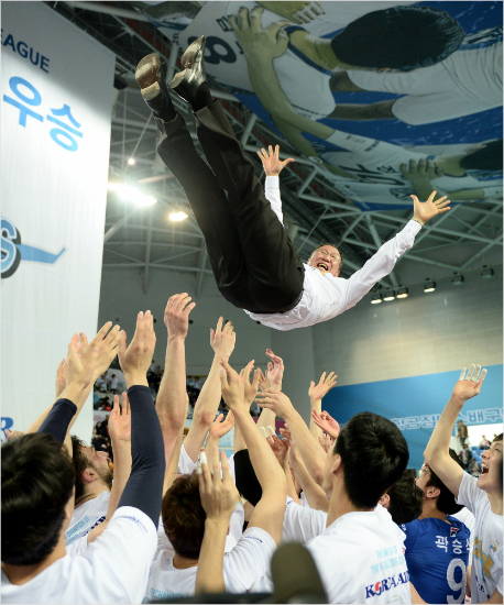 박기원감독은2007년V-리그에지도자로처음입성한이후10년만에정규리그우승을맛봤다.(사진=한국배구연맹제공)