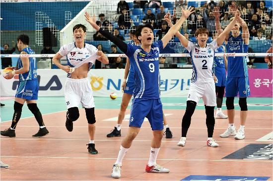지난시즌을마치고자유계약선수(FA)자격을얻은곽승석은대한항공에서꼭우승을하고싶다는이유와함께이적이아닌잔류를선택했다.곽승석뿐아니라대한항공선수들은'만년우승후보'라는꼬리표를떼기위해그어느때보다올시즌단단하게뭉쳤다.(사진=한국배구연맹제공)