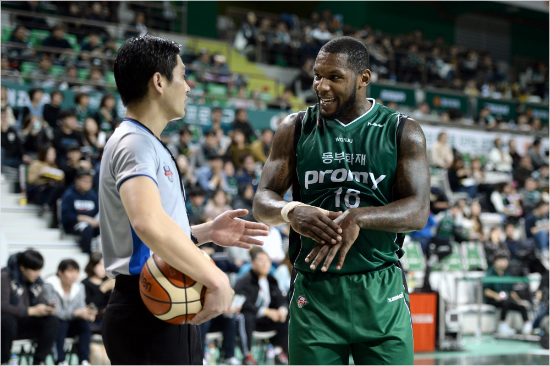 8일안양KGC인삼공사와홈경기에서4쿼터승부처판정에대한항의로테크니컬파울을받아흐름을내줘역전패의빌미를제공한동부웬델맥키네스.(자료사진=KBL)