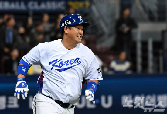 WBC한국대표팀이대호가6일오후서울고척스카이돔에서열린'2017WBC서울라운드'개막전이스라엘과의경기4회말타격후타구를보며전력질주하고있다(사진=황진환기자)