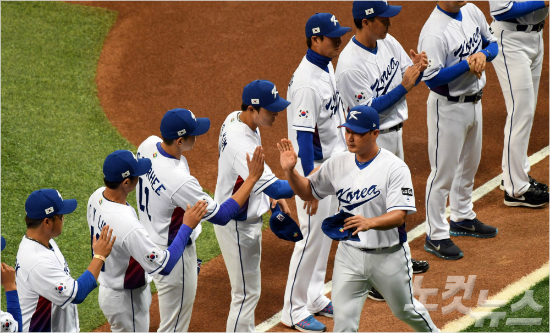 WBC한국대표팀오승환이6일오후서울고척스카이돔에서열린'2017WBC서울라운드'개막전이스라엘과의경기전그라운드에등장하고있다(사진=황진환기자)
