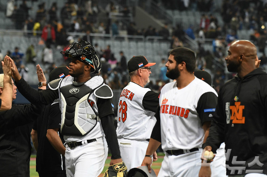 7일오후서울고척스카이돔에서열린‘2017WBC(월드베이스볼클래식)서울라운드’한국과네덜란드와의경기에서5대0으로승리한네덜란드대표팀이환호하는모습.(사진=황진환기자)