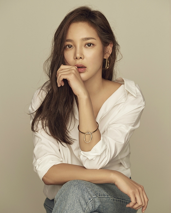 주얼리브랜드'엠주'의2017년컬렉션화보를찍은배우박시연(사진=엠주제공)