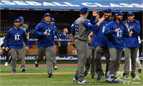 6일오후서울고척스카이돔에서열린'2017WBC서울라운드'개막전한국과의경기에서연장10회까지접전끝에2대1로승리한이스라엘대표팀선수들이환호하고있다(사진=노컷뉴스)