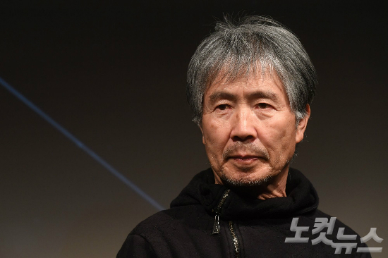 가수최백호가9일오후서울아현동마포문화원뮤지스땅스에서데뷔40년기념앨범‘불혹’발매음악감상회를갖고취재진을향해포즈를취하고있다.(사진=황진환기자)