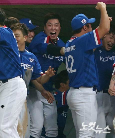 '금메달이다'나지완(가운데)등야구대표팀선수들이2014년인천아시안게임대만과결승에서금메달을확정한뒤환호하는모습.(자료사진=박종민기자)