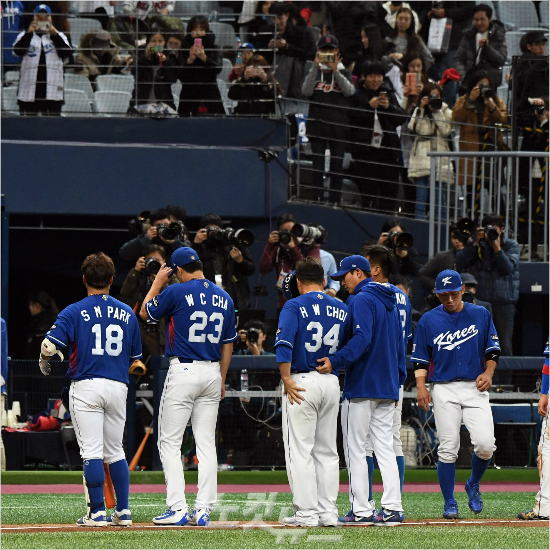 '이런건찍지마세요'7일서울고척스카이돔에서열린'2017WBC서울라운드'네덜란드와2차전에서0-5로패한한국대표팀이고개숙인채그라운드를빠져나가는모습.(자료사진=황진환기자)