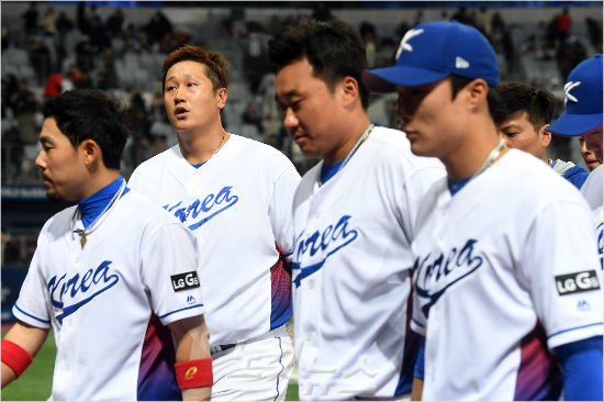 한국야구는9일끝난'2017WBC서울라운드'에서이스라엘,네덜란드에연패하면서2라운드진출이좌절됐다.사진은6일이스라엘과개막전에서진한국대표팀선수들이고개를숙인채그라운드를빠져나가는모습.(자료사진=황진환기자)