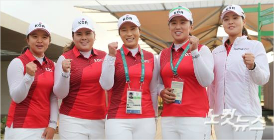 박인비(왼쪽에서두번째)와전인지(오른쪽)가연령대별최고골퍼로뽑혔다.2016년리우올림픽때여자골프대표팀의모습.(올림픽사진공동취재단)