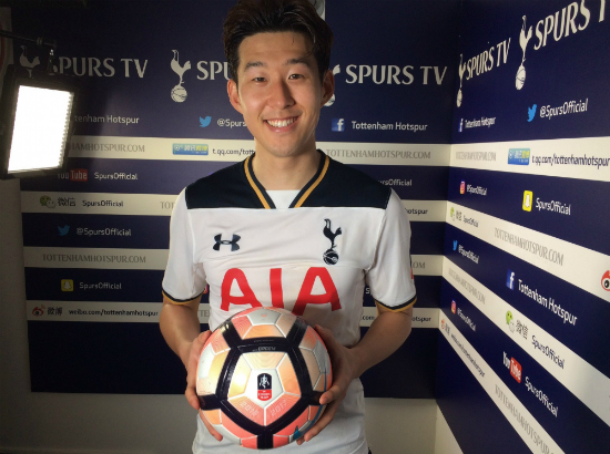 손흥민이12일밀월과치른FA컵8강전에서해트트릭을완성한공을들고환하게웃고있다.(사진=토트넘트위터캡처)