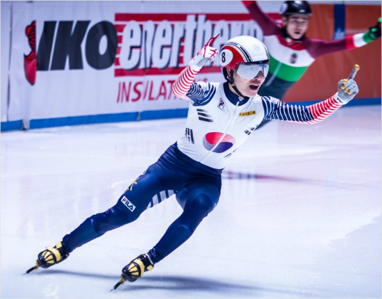 '내년평창에서도'서이라가13일(한국시각)네덜란드로테르담에서열린2017ISU쇼트트랙세계선수권대회남자1000m에서정상에오르며환호하고있다.(사진=대회조직위원회)