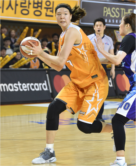 '내년엔기필코챔프전에서...'국민은행슈퍼루키박지수는올시즌부상으로뒤늦게합류했음에도더블더블기록으로신인왕까지안았지만아쉽게챔피언결정전진출은무산됐다.사진은12일삼성생명과플레이오프2차전에서고아라의수비속에골밑을향하는모습.(청주=WKBL)