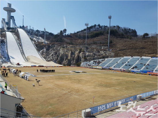 승격팀강원FC는기대를모았던평창알펜시아스타디움에서의첫홈경기에서최악의혹평을들어야했다.하지만이들에게는아직'15+@'의홈경기르를치러야한다.평창=오해원기자