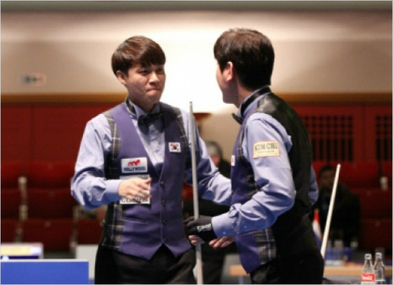 '해냈다'최성원(왼쪽)이13일(한국시각)세계팀3쿠션선수권대회결승에서최강벨기에를누르고우승을확정한뒤김재근과함께기쁨을나누고있다.(피어젠=코줌코리아)