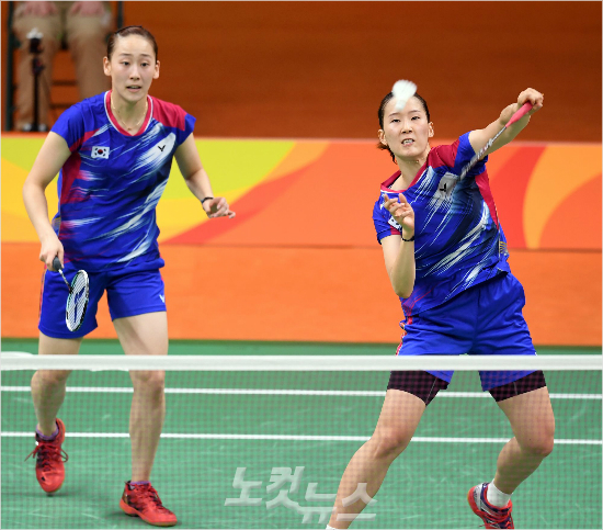 12일(현지시각)영국버밍엄에서열린'2017전영오픈배드민턴슈퍼시리즈프리미어'여자복식우승을차지한장예나-이소희.(자료사진)