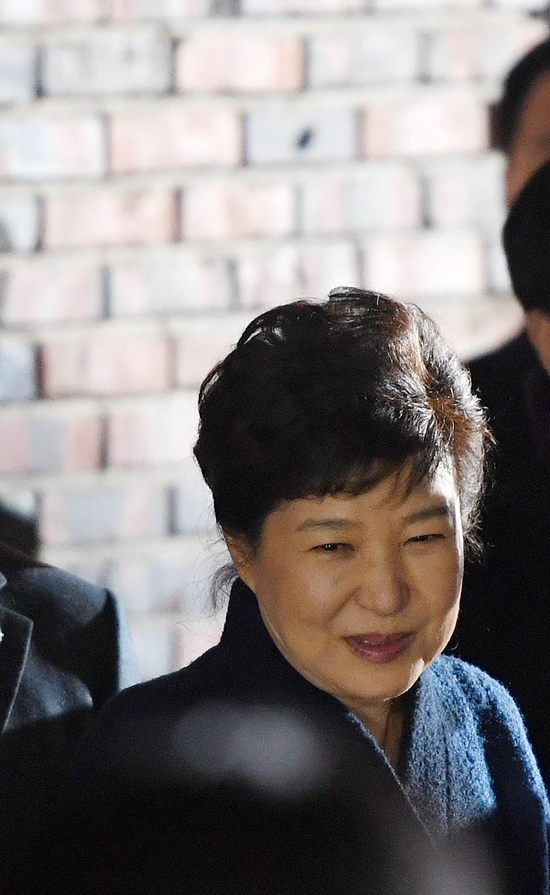 박근혜전대통령이12일저녁자신의집앞에모인지지자들을향해웃는모습(사진=박종민기자)