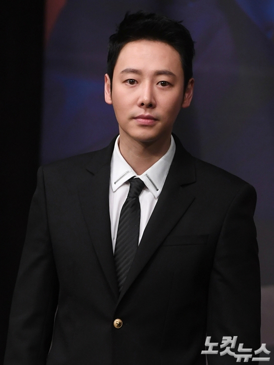 13일오후열린MBC새수목드라마'자체발광오피스'제작발표회에서배우김동욱이포즈를취하고있다.(사진=황진환기자)
