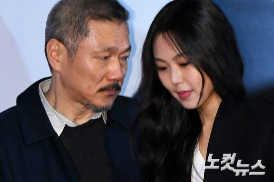 홍상수감독(왼쪽)과배우김민희가13일오후서울자양동롯데시네마건대입구에서진행된영화'밤의해변에서혼자'(감독홍상수)언론시사회및간담회에서포즈를취하고있다.(사진=이한형기자)