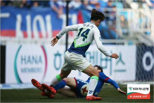 전북이승기가부상으로쓰러졌다.(사진=한국프로축구연맹제공)
