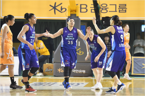 여자프로농구삼성생명김한별(사진가운데)이12일청주에서열린청주KB스타즈와의플레이오프2차전에서동료들과환호하고있다(사진제공=WKBL)