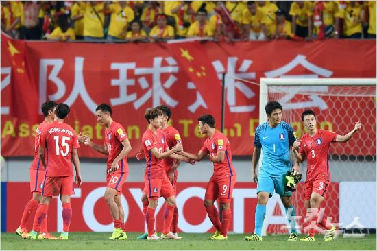 중국과1차전에서3-2신승을거둔슈틸리케호.(박종민기자)