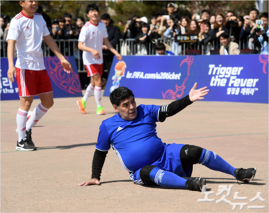 ‘FIFAU-20월드컵코리아‘조추첨을위해방한한마라도나가14일오후경기도수원화성행궁앞광장에서열린미니풋불경기에참가해심판에게어필을하고있다.황진환기자