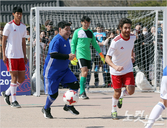 ‘FIFAU-20월드컵코리아‘조추첨을위해방한한마라도나와아이마르가14일오후경기도수원화성행궁앞광장에서열린미니풋불경기에참가해볼을향해뛰어가고있다.황진환기자
