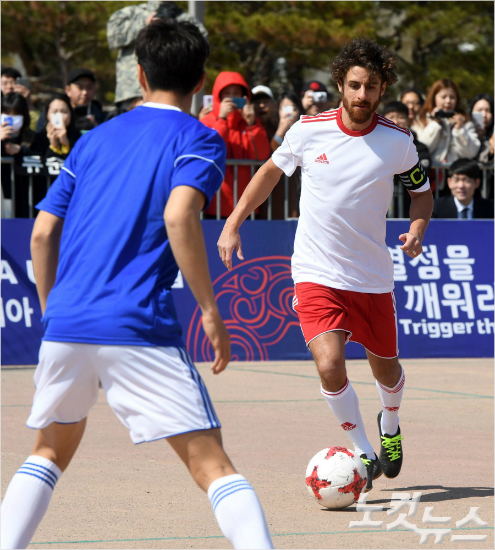 ‘FIFAU-20월드컵코리아‘조추첨을위해방한한아이마르가14일오후경기도수원화성행궁앞광장에서열린미니풋불경기에참가해드리블을하고있다.황진환기자