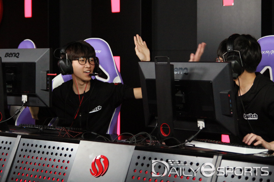 승리 후 손뼉을 마주치는 게헤나 게이밍 선수들.