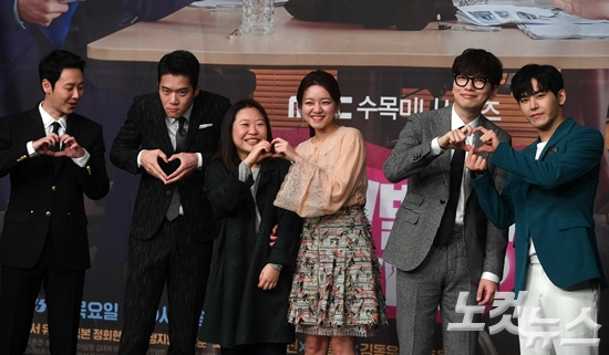 13일오후서울상암동MBC사옥에서열린새수목드라마‘자체발광오피스’제작발표회에참석해감독과배우들이포즈를취하고있다.왼쪽부터이동욱,하석진,정지인PD,고아성,이동휘,이호원(사진=황진환기자)