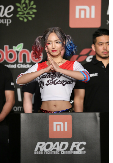 계체량에서할리퀸캐릭터로분장한임소희.사진=로드FC제공