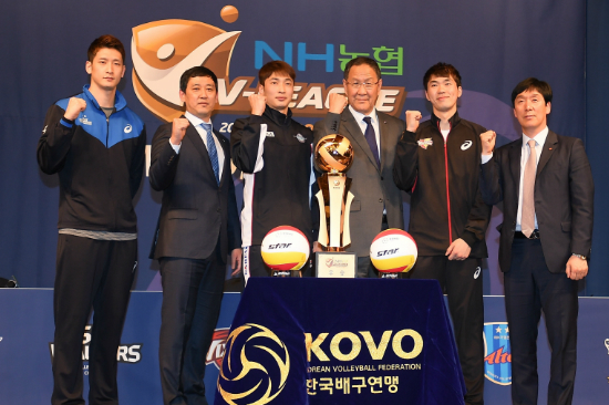 15일서울리베라호텔에서NH농협2016~2017V-리그포스트시즌미디어데이가열렸다.포스트시즌에진출한남자부3개팀감독과대표선수들이기념촬영을하고있다.(왼쪽부터현대캐피탈문성민-최태웅감독,대한항공김학민-박기원감독,한국전력전광인-신영철감독)(사진=한국배구연맹제공)