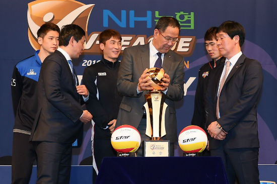 '트로피탐나네…'15일서울리베라호텔에서NH농협2016~2017V-리그플레이오프미디어데이가열렸다.대한항공박기원감독이우승트로피를만지자한국전력신영철감독이옆에서지켜보고있다.(사진=한국배구연맹제공)