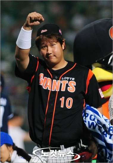 15일SK와시범경기에서7회대타로나와값진적시타를날리며5년5개월만의KBO리그복귀전을치른롯데이대호.(자료사진)