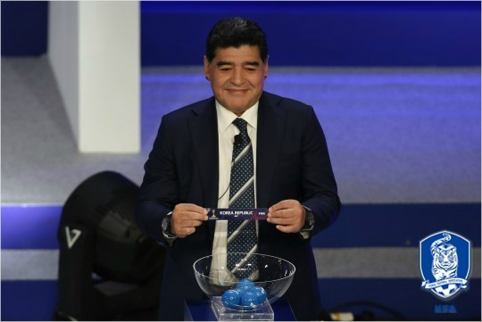 국제축구연맹(FIFA)레전드자격으로20세이하월드컵조추첨에참석한아르헨티나출신의축구영웅디에고마라도나는개최국한국이속한A조에아르헨티나가배정되자환한미소와함께기쁜표정을감추지않았다.(사진=대한축구협회제공)