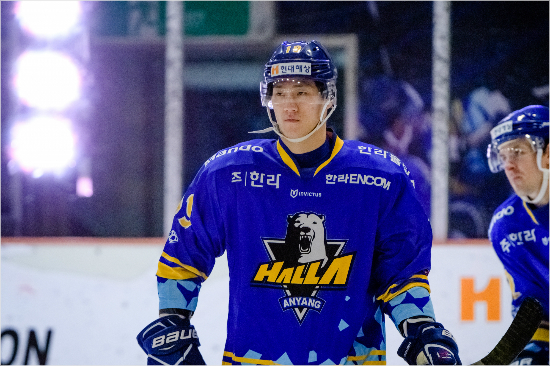 안양한라의김상욱은2016~2017시즌아시아리그아이스하키에서정규리그48경기에모두출전해14골54어시스트를기록하며정규리그최우수선수(MVP)의영광을차지했다.(사진=대한아이스하키협회제공)