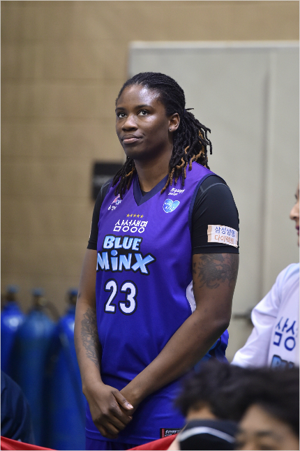 삼성생명앰버해리스는우리은행과챔프전을앞두고임근배감독이야심차게준비한카드였지만감기몸살로1차전은벤치에머물러야했다.(사진=WKBL)