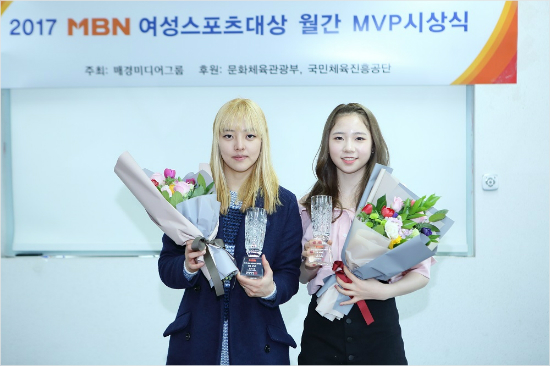 삿포로동계아시안게임금메달리스트김보름(왼쪽)과최다빈은2017MBN여성스포츠대상2월최우수선수로선정됐다.(사진=MBN제공)
