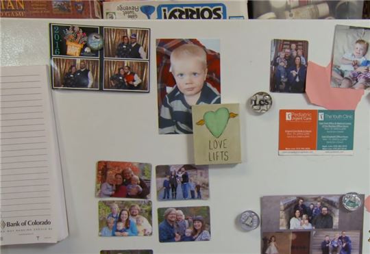 조엘 가족의 냉장고에 장식된 조엘의 사진