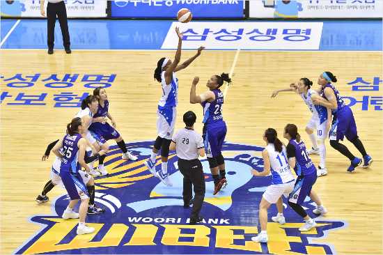 통합5연패에도전하는아산우리은행이여자프로농구챔피언결정전에서먼저2승을챙겨우승까지1승만을남기고있다(사진제공=WKBL)