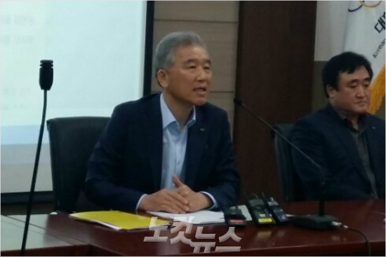 '억울합니다'이연용대한보디빌딩협회장이20일자신과관련된성희롱의혹에대한기자회견에서전임회장등반대세력들이공갈,협박을하고있다며주장하고있다.(사진=노컷뉴스)