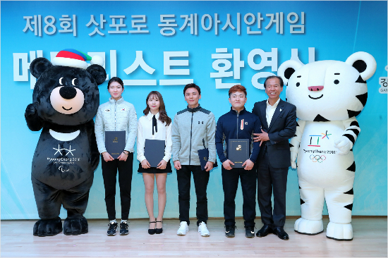 최문순강원도지사(오른쪽에서두번째)이20일이영애가전한평창올림픽유망주를위한성금을선수들에게전한뒤기념촬영을하고있다.(사진=강원도청)